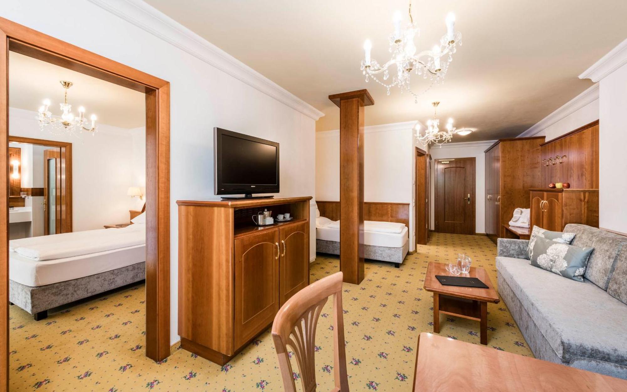 Hotel Oswald เซลวาดีวัลการ์เดนา ภายนอก รูปภาพ