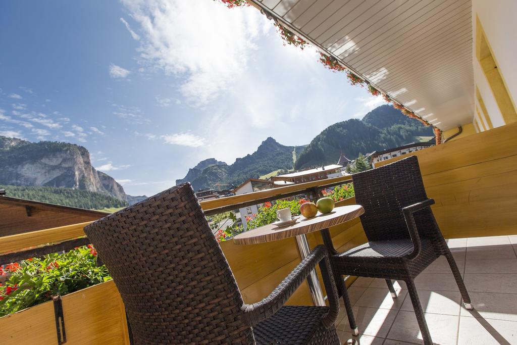 Hotel Oswald เซลวาดีวัลการ์เดนา ภายนอก รูปภาพ